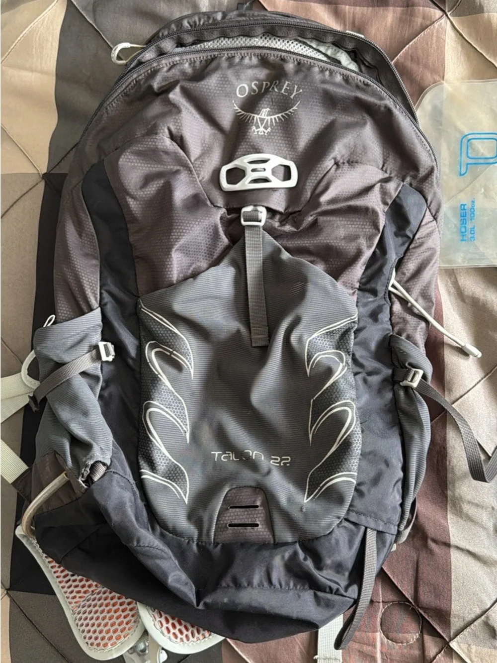 Osprey Talon 22 Daypack + Platypus Hoser 3L Hydration Bundle